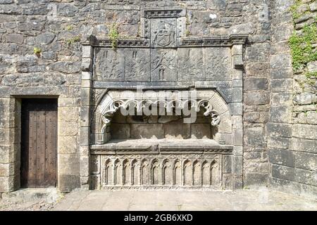 La tumba monumental gótica de Juan, Señor Sempill con la inscripción 'John Lord Sempil ande su laydi D Margaritar' en una pared interior de