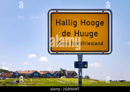 Cartel bilingüe de entrada a la ciudad, alemán y Frisia, Hallig Hooge, Frisia del Norte, Schleswig-Holstein, Alemania Foto de stock