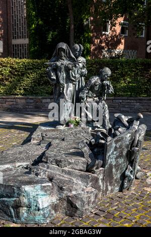 Monumento a Edith Stein del escultor Bert Gerresheim en Boersenplatz / calle Kardinal-Frings, Colonia, Alemania. Edith Stein Denkmal von Bildhauer Bert G. Foto de stock