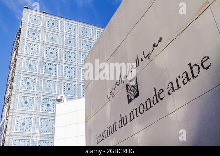 París Francia,5th arrondissement Instituto Mundial Árabe AWI Institut du Monde Arabe exterior,edificio de vidrio brise-soleil motorizado geométrico aper Foto de stock