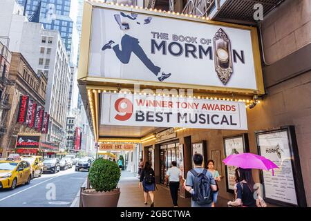 Ciudad de Nueva York, NYC Manhattan Midtown 49th Street Broadway Teatro Eugene O'Neill, cartel musical Book of Mormon en el frente de la entrada exterior Foto de stock