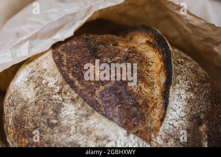 Hermoso pan de cerca. Pan de la tienda en paquete de artesanía. Textura de la superficie de grano.