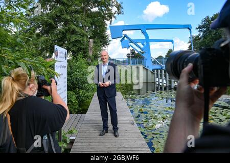 Liebenwalde, Alemania. 04th de agosto de 2021. El primer ministro de Brandeburgo, Dietmar Woidke (SPD), se encuentra en el puente de bascule en Langer Trödel, en el puerto de la ciudad. Durante su tour turístico de verano, Woidke está visitando sitios de turismo acuático en Brandenburgo. Crédito: Jens Kalaene/dpa-Zentralbild/dpa/Alamy Live News Foto de stock