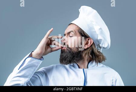 Gorro de cocinero. Chef hombre con barba de confianza en uniforme blanco.  Retrato de un cocinero serio. Chef barbudo, cocineros o panadero. Hombres  barbudos chefs aislados Fotografía de stock - Alamy