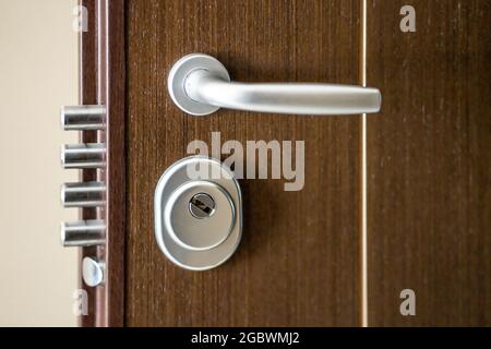 Seguridad. Cierre de la cerradura en una puerta blindada en un  departamento. Abra la puerta de una casa familiar Fotografía de stock -  Alamy