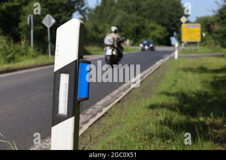 Reflector azul en el delineador en una carretera de campo, Alemania. Foto de stock