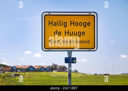 Cartel bilingüe Hallig Hooge, alemán y frisia, Alemania, Schleswig-Holstein, Frisia del Norte, Mar del Norte Foto de stock