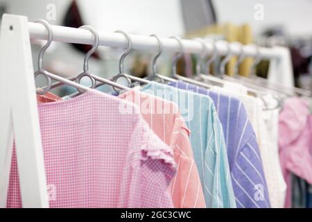 coloridos pantalones de mujer colgados en perchas de plástico a la venta en  una tienda de moda o en una tienda de accesorios para mujeres. diseño de  algodón 15605794 Foto de stock