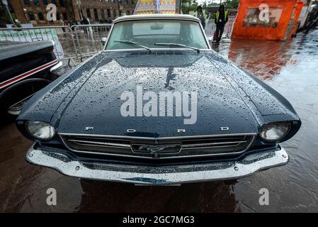 Londres, Reino Unido. 7 de agosto de 2021. Primer plano de un Ford Mustang  bajo la lluvia en la Venta de Botas Clásicas de Autos en Granary Square,  King's Cross. El evento celebra todas las cosas de la vendimia, desde la  moda y la joyería hasta los 