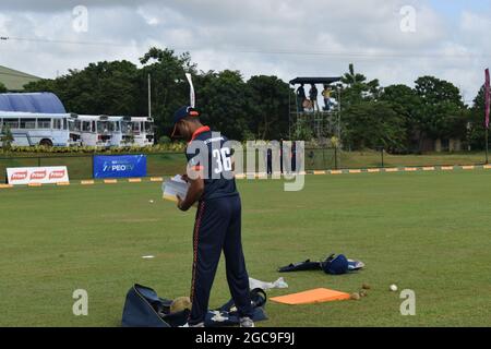 El cricketer de Sri Lanka Dinesh Chandimal se prepara antes de un partido. En el pintoresco recinto de críquet de la Ordenanza del Ejército. Dombagoda. Sri Lanka.