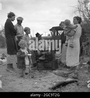 Una familia migrante durante la depresión americana en el Dustbowl tomada por Dorothea Lange Foto de stock
