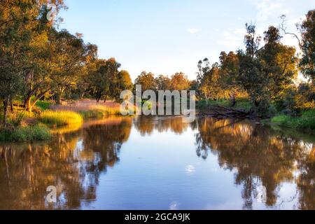 Aguas tranquilas del río Macquarie en la ciudad de Dubbo de las Grandes Llanuras Occidentales Australianas - luz solar suave.