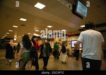 Estambul, Turquía. 07th de agosto de 2021. Los viajeros que llevan máscaras protectoras caminan en una estación de metro en medio de la pandemia del coronavirus (COVID-19) en Estambul, Turquía, el sábado 7 de agosto de 2021. (Foto de Ilker Eray/GochreImagery/Sipa USA) Crédito: SIPA USA/Alamy Live News Foto de stock