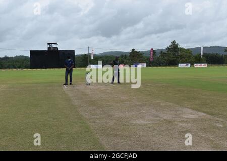 El personal de tierra se prepara para un partido en el pintoresco recinto de críquet de la Ordenanza del Ejército. Dombagoda. Sri Lanka.