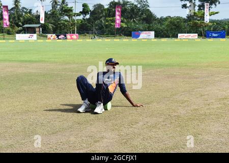 El jugador de cricket de Sri Lanka, Suranga Lakmal, se está calentando antes de un partido de cricket. El pintoresco recinto de críquet de la Ordenanza del Ejército. Dombagoda. Sri Lanka.