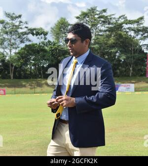 Pradeep Jayaprakash, árbitro principal del partido en Srilanka Cricket. En el pintoresco recinto de críquet de la Ordenanza del Ejército. Dombagoda. Sri Lanka.
