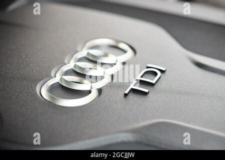 GRODNO, BIELORRUSIA - DICIEMBRE 2019: Audi A6 4G, C7 2,0 TDI 190 HP 2016 Audi TDI logotipo de signo en el compartimento de motor diesel de un coche de lujo moderno con copyspace Foto de stock