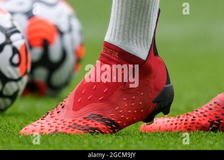 botas de fútbol de adidas Dele Alli de Espuelas con bandera Inglaterra durante el partido de la Liga de Campeones de la UEFA entre el Tottenham Hotspur y el Bayern