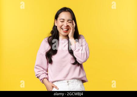Emociones de la gente, estilo de vida y concepto de moda. Entusiasta alegre chica coreana de buen aspecto divertirse, riendo y sintiéndose feliz, de pie alegre Foto de stock