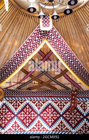 Patrones nacionales kazajos en la cultura yurta del pueblo kazajo Foto de stock