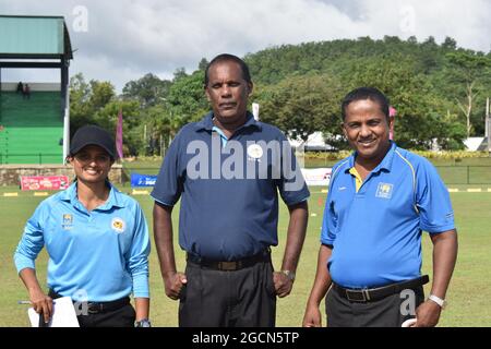 El críquet de Sri Lanka con árbitros masculinos en un partido de cricket en el campo de cricket de la Ordenanza del Ejército, Dombagoda. Las mujeres que han estado involucradas con el críquet como jugadores están tomando el arbitraje y anotando para participar en el juego. Sri Lanka.