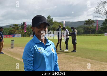 Retrato de una árbitro de Sri Lanka en un partido de cricket en el campo de cricket de la Ordenanza del Ejército, Dombagoda. Las mujeres que han estado involucradas con el críquet como jugadores están tomando el arbitraje y anotando para participar en el juego. Sri Lanka.