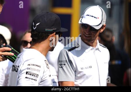 (De L a R): Lewis Hamilton (GBR) Mercedes AMG F1 con Jenson Button (GBR) McLaren en el desfile de pilotos. Gran Premio de Italia, domingo 7th de septiembre de 2014. Monza Italia. Foto de stock