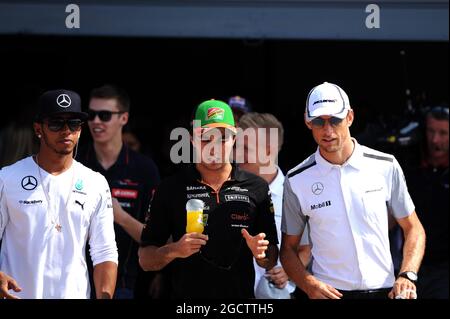 (De L a R): Lewis Hamilton (GBR) Mercedes AMG F1 con Sergio Pérez (MEX) Sahara Force India F1 y Jenson Button (GBR) McLaren en el desfile de pilotos. Gran Premio de Italia, domingo 7th de septiembre de 2014. Monza Italia. Foto de stock