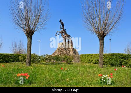 El Monumento a los Caballos de Guerra (por Luc Coomans) en memoria de los caballos de guerra que sirvieron y murieron durante la Primera Guerra Mundial en Vlamertinge (Ypres), Bélgica Foto de stock