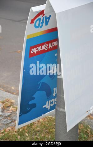 Carteles electorales en Thielallee en Dahlem, Berlín, Alemania - 10 de agosto de 2021.