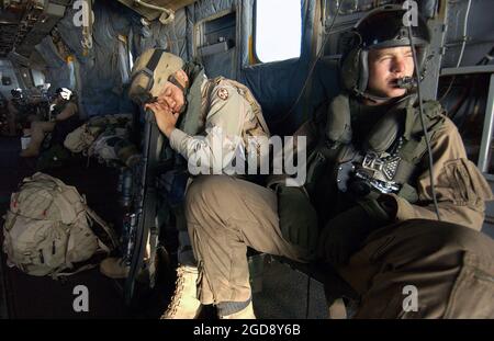 Ejército DE EE.UU. (EE.UU.) Especialista de cuarta clase (SPC) Robert Jay Pendon (izquierda), Bravo Company (B CO), siestas junto al Cuerpo de Marines de EE.UU. (USMC) Lance Corporal (LCPL) Andrew Tanis, Escuadrón de Helicóptero Pesado Marino, 464th Deapachment Alpha (DET A), A bordo de un helicóptero Super Stallion CH-53 de la USMC durante una operación de reabastecimiento aéreo en helicóptero sobre Djibouti, en apoyo de la Operación LIBERTAD DURADERA. (FOTO DE USAF POR SSGT STACY L. PEARSALL 051021-F-7234P-012) Foto de stock