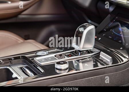 la palanca de velocidades cromada de una caja de velocidades automática en un coche moderno. vista lateral Foto de stock
