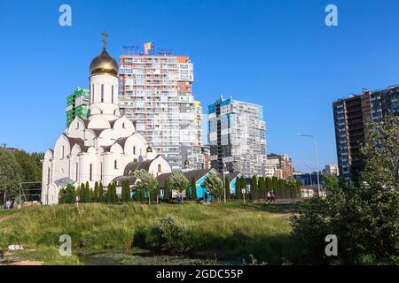 San Petersburgo, Rusia-circa Jun, 2021: El microdistrito de Kudrovo está cerca de la ciudad. El parque Okkervil con edificios nuevos y una iglesia. Se encuentra i Foto de stock