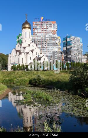 San Petersburgo, Rusia-circa Jun, 2021: El distrito de Kudrovo está cerca de la ciudad. El parque Okkervil con edificios nuevos y una iglesia. Se encuentra en el Foto de stock