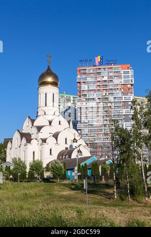 San Petersburgo, Rusia-circa Jun, 2021: Nueva iglesia está en el distrito de Kudrovo. El parque Okkervil con nuevos edificios de viviendas. Se encuentra en el Len Foto de stock