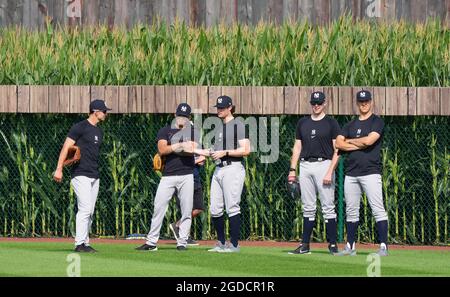 Dyersville, Estados Unidos. 12th de agosto de 2021. Los Yankees de Nueva York se calientan para el juego MLB Field of Dreams contra los Chicago White Sox en Dyersville, Iowa, jueves, 12 de agosto de 2021. Están enmarcadas por un campo de cornisas representado en la película 'Campo de Sueños'. Foto por Pat Benic/UPI Crédito: UPI/Alamy Live News