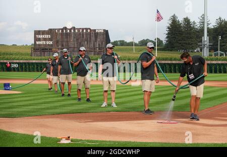 Dyersville, Estados Unidos. 12th de agosto de 2021. Los miembros de la tripulación de tierra se preparan para el Juego de Campo de Sueños de MLB en Dyersville, Iowa, jueves, 12 de agosto de 2021. Foto por Pat Benic/UPI Crédito: UPI/Alamy Live News