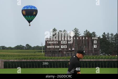 Dyersville, Estados Unidos. 12th de agosto de 2021. Un globo de aire caliente asciende por encima de un campo de maíz adyacente al juego MLB Field of Dreams en Dyersville, Iowa, jueves, 12 de agosto de 2021. Foto por Pat Benic/UPI Crédito: UPI/Alamy Live News