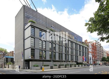 La Embajada de Dinamarca en Londres, Reino Unido, en Sloane Street. Edificio moderno, revestido de zinc, del arquitecto danés Arne Jacobsen. También alberga la Embajada de Islandia. Foto de stock