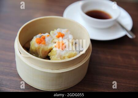 Comida china dim sum en cesta de bambú