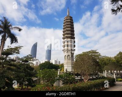 Xiamen, China, 21 de noviembre de 2019 : Pagoda de piedra del templo de Nanputuo con fondo azul del cielo Foto de stock