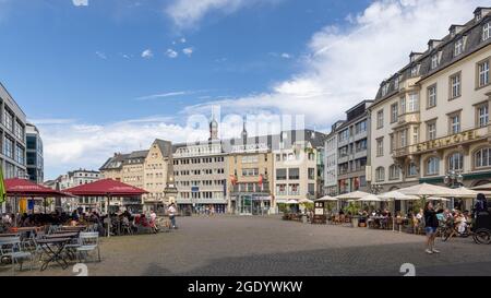 Visita turística a la plaza del mercado de Bonn en frente del antiguo ayuntamiento Foto de stock