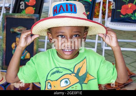 Niño disfrazado de disfraz de piloto de línea aérea con blazer y sombrero  de sujeción, MR# Fotografía de stock - Alamy