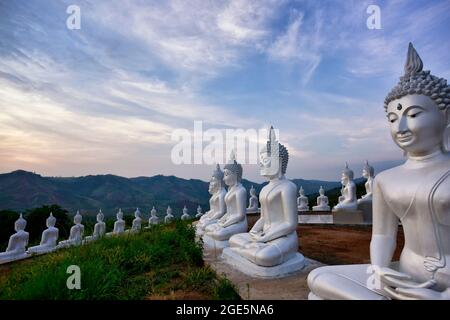 Nueva atracción: Estatuas de buda en la montaña en Phu Phra Ban Mak Khaeng, Dan Sai, Loei, Tailandia. Foto de stock