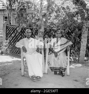 Indio del sur de Asia anciano en lungi y mujeres en saure de seda, Tamil Nadu, India Foto de stock