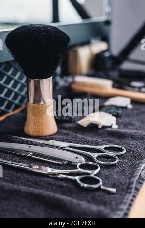 Toalla de brocha de afeitar y maquinilla de afeitar para hombre en la mesa