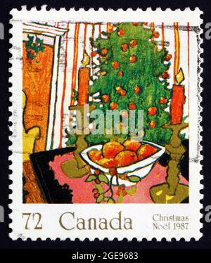 CANADÁ - CIRCA 1987: Un sello impreso en el Canadá muestra Mistletoe y árbol de Navidad, Navidad, alrededor de 1987
