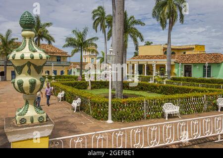 Jardín rodeado de edificios en la Plaza Mayor de Trinidad, Cuba