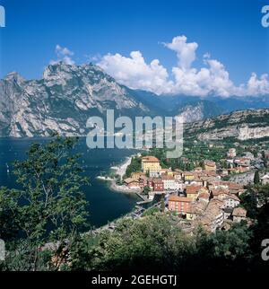 Resort de Torbole en la orilla norte del Lago de Garda, Torbole, Trentino-Alto Adige, Italia, Europa Foto de stock