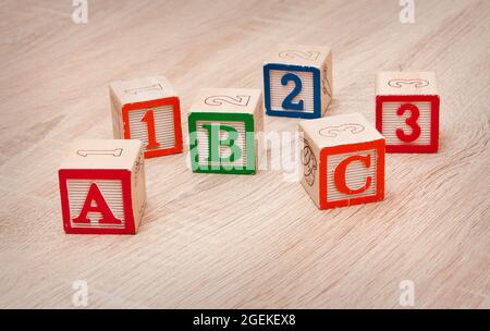 Bloques de juguete que escriben 'ABC 123' Foto de stock